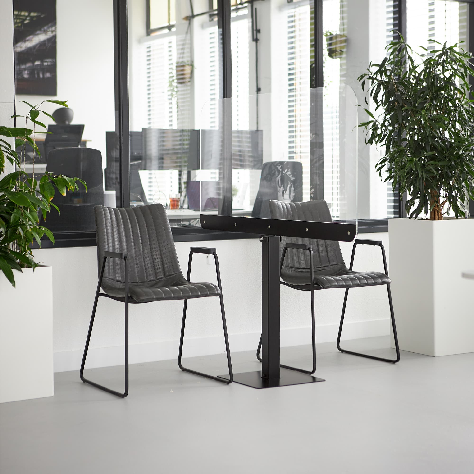 Plexiglas scherm op voet in wachtkamer