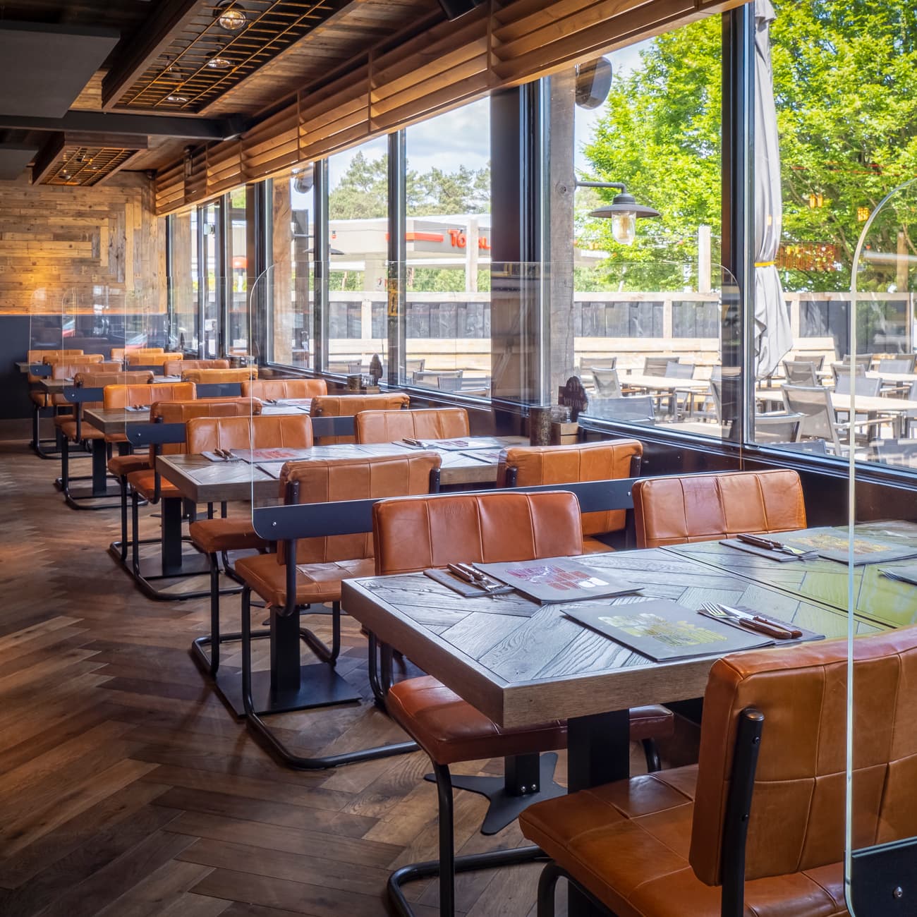 plexiglas horeca schermen op stalen voet
